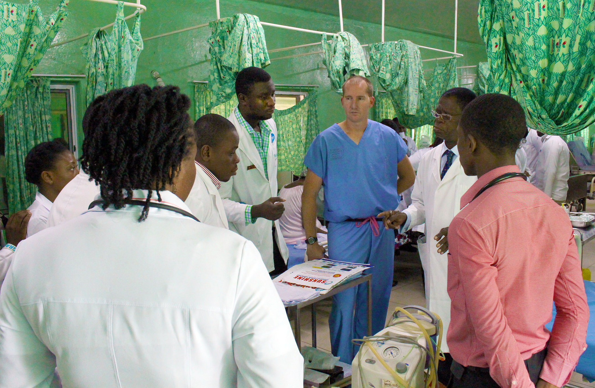 U.S. Army Maj. Warren Johnson, an emergency room physician with the 30th Medical Brigade and along with medical students make their patient rounds in the emergency room at the 37th Military Hospital in Accra, Ghana on Aug. 3, during Medical Readiness Training Exercise (MEDRETE) 15-2. MEDRETE 15-2 is part of a series of exercises designed to build the medical capacity of partner nation militaries in Africa. (U.S. Army Africa photo by Capt. Charles An)