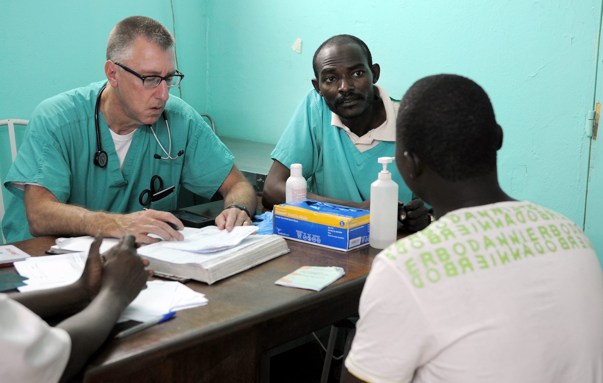 Medical Pros Work Together in Chad (4) of (5)