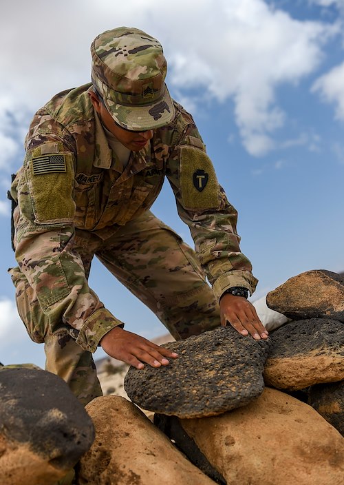 US service members hunker down for French Desert Commando Course