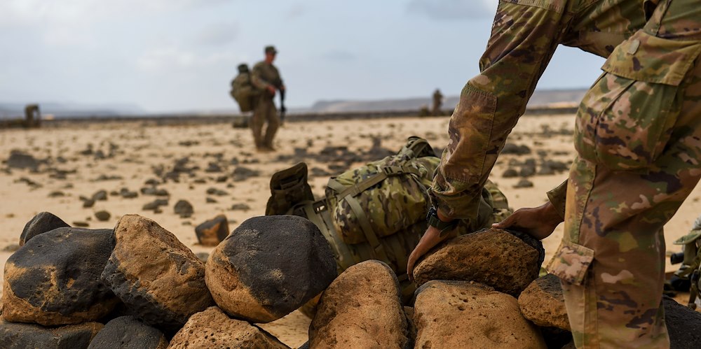 US service members hunker down for French Desert Commando Course