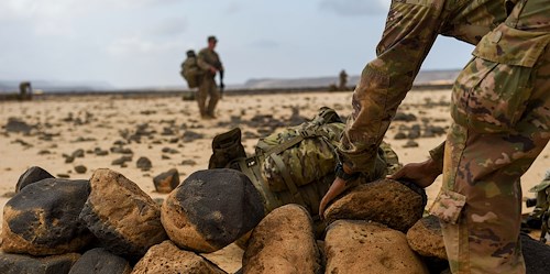 US service members hunker down for French Desert Commando Course