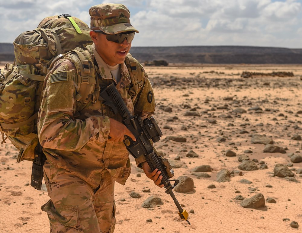 US service members hunker down for French Desert Commando Course