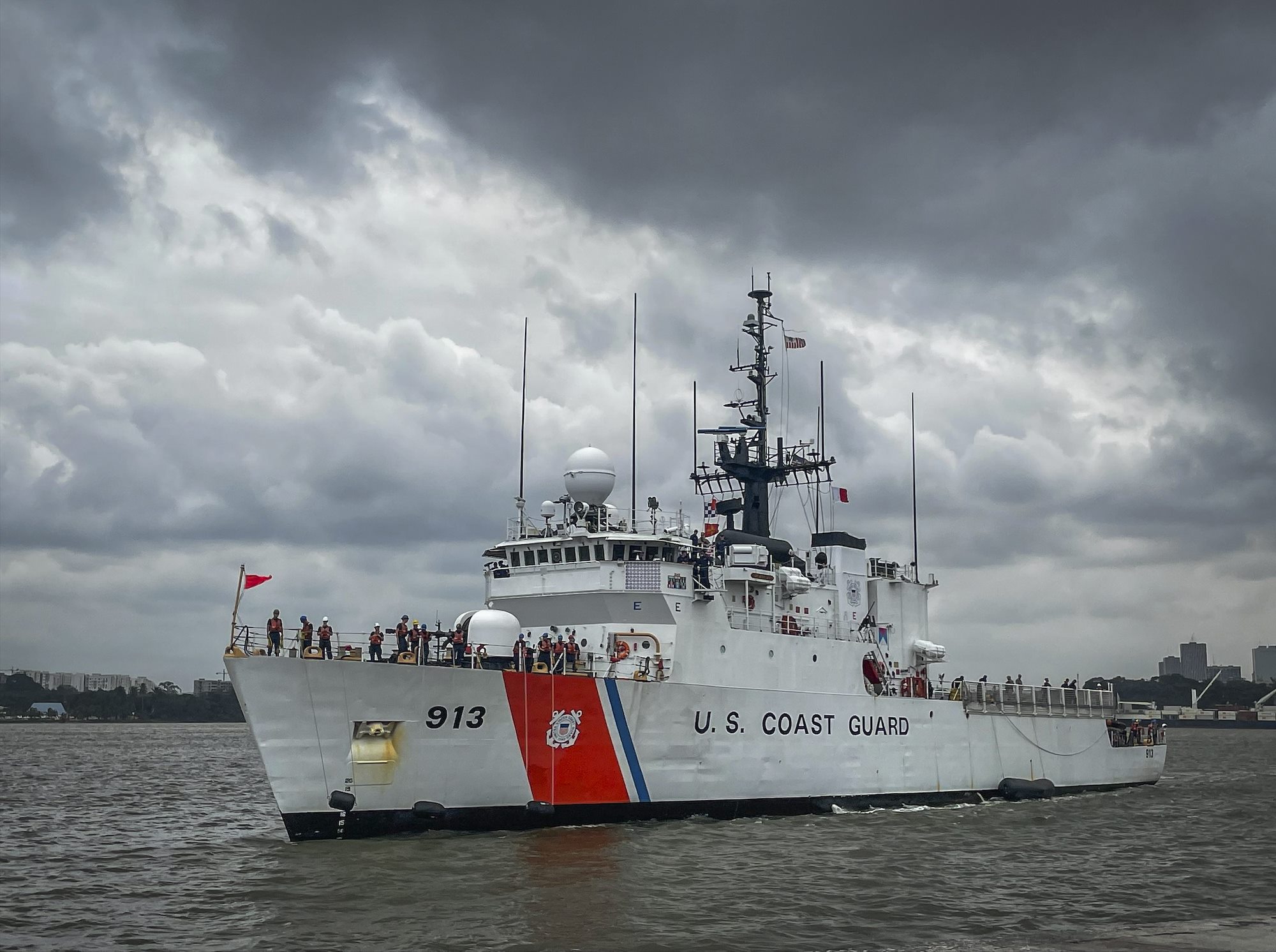 Coast Guard Cutter Mohawk crew strengthens security cooperation with port visit in Côte d’Ivoire