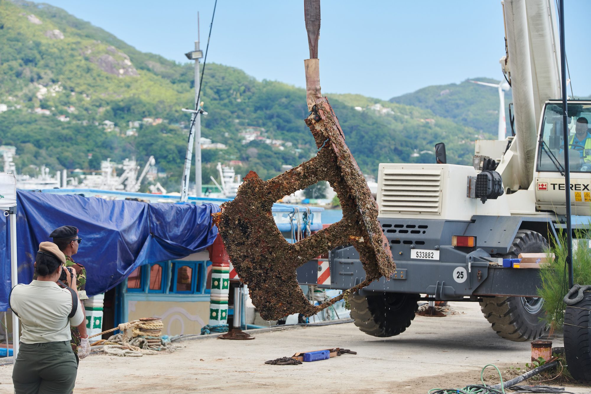 U.S., Seychelles naval units conduct dive and salvage engagement