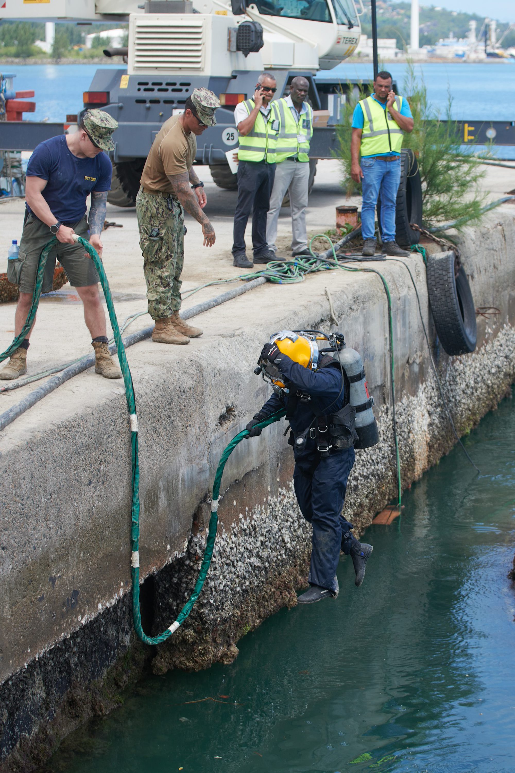U.S., Seychelles naval units conduct dive and salvage engagement